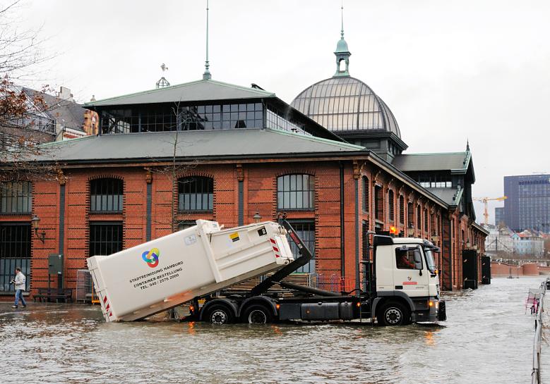 1310_0772 Lastwagen im Hochwasser - Container an der Fischauktionshalle. | Hochwasser in Hamburg - Sturmflut.